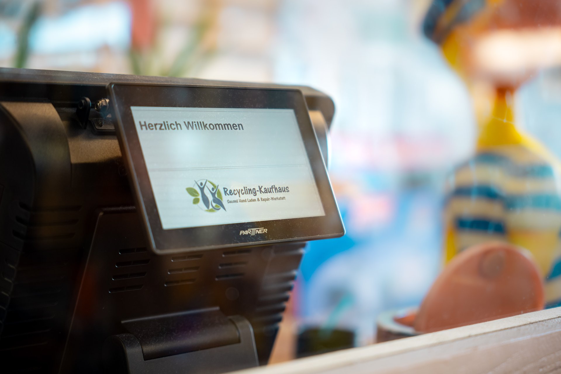 Team des Recyclingkaufhauses Roßdorf vor dem Geschäft