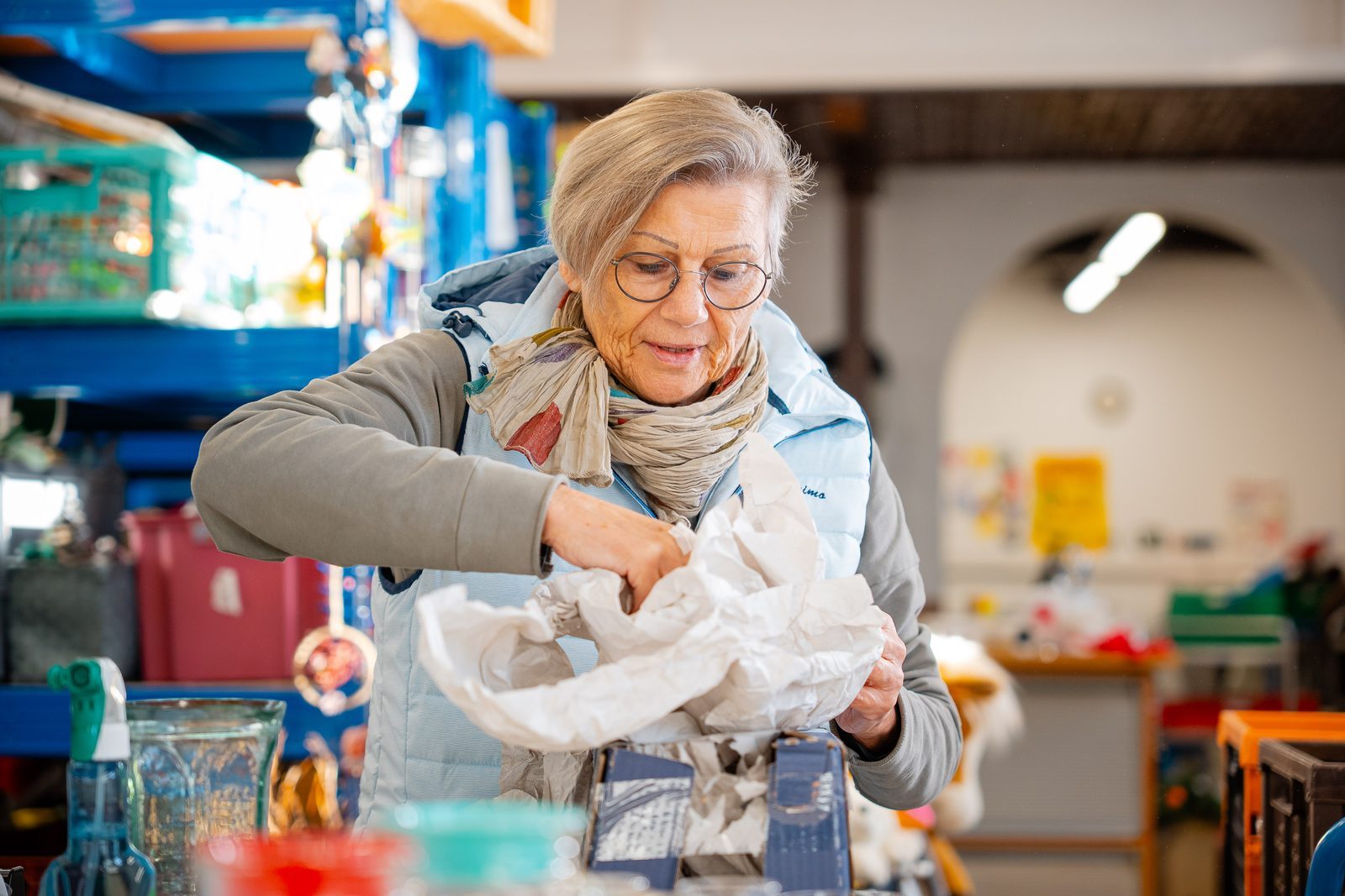 Ehrenamtliche bei der Sortierung gespendeter Waren im Recyclingkaufhaus Roßdorf