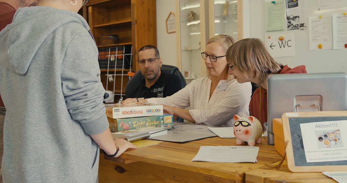 Team des Recyclingkaufhauses bei der Arbeit im Verkaufsraum