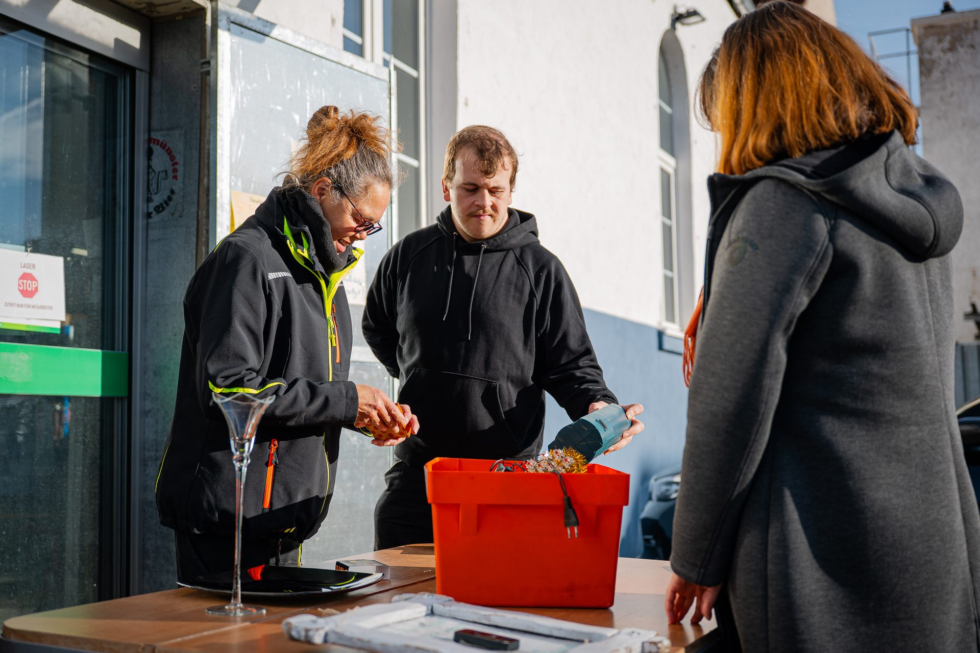 Warenannahme am Recyclingkaufhaus Roßdorf – Team prüft angelieferte Spenden